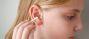 Por que a limpeza de ouvido é importante e quais erros evitar